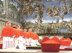 Los cardenales ingresan a la imponente  Capilla Sixtina antes de iniciar la primera votación para elegir al sucesor de Benedico XVI.