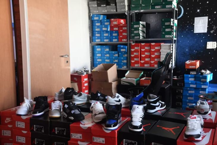 La clave del caso fue un ciberpatrullaje que rastre&oacute; la huella digital de la organizaci&oacute;n hasta localizar su comercio y la vivienda de los implicados.&nbsp;