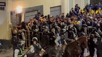 La Policía de Uruguay arremetió contra los más de dos mil hinchas de Boca.