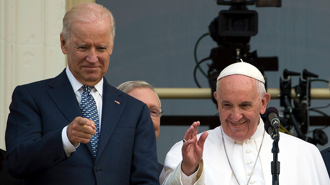 El presidente de los Estados Unidos Joe Biden y el Papa Francisco.