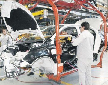 El modelo impulsado por el gobierno de Javier Milei apuesta a equilibrar cuentas reduciendo transferencias y liberalizando la economía, pero lo hace en un entorno global incierto y sin reforzar mecanismos de protección o estímulo a la capacidad productiva doméstica. El modelo impulsado por el gobierno de Javier Milei apuesta a equilibrar cuentas reduciendo transferencias y liberalizando la economía, pero lo hace en un entorno global incierto y sin reforzar mecanismos de protección o estímulo a la capacidad productiva doméstica.