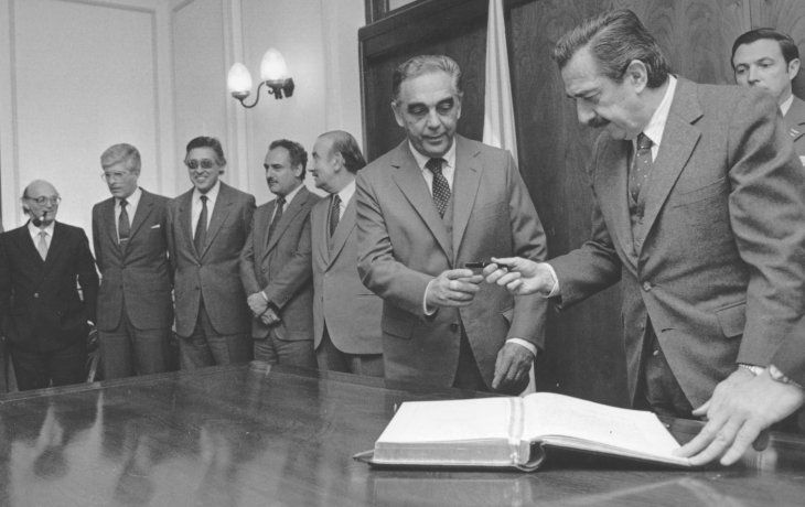 El radical Raúl Alfonsín le ganó la elección presidencial al peronista Ítalo Luder.