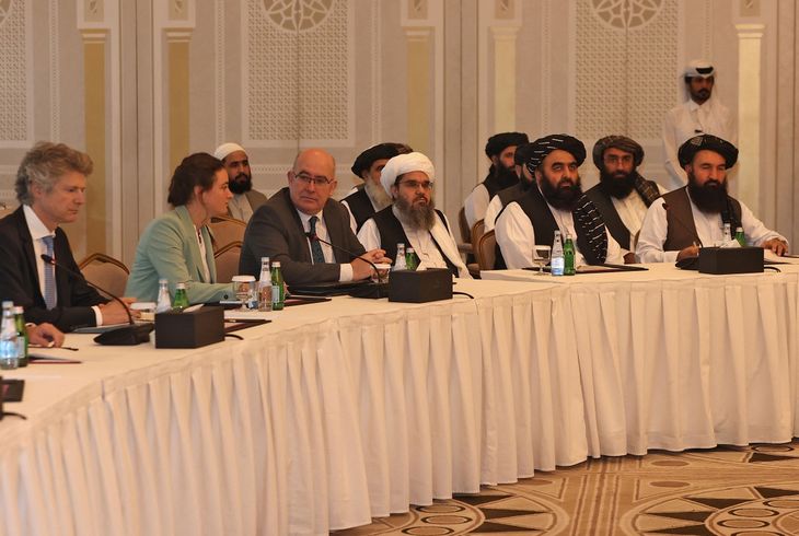 Talibanes y delegaciones de Estados Unidos y la UE reunidos en Doha.