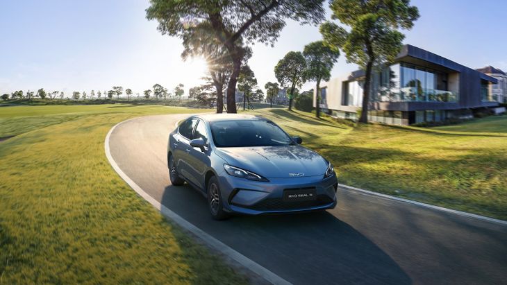 Según los datos informados por la marca, el consumo es de 3,7 l/100 km y la autonomía combinada llega hasta los 1.600 km bajo ciclo NEDC, una característica que apunta especialmente a quienes buscan reducir el consumo de combustible sin resignar la posibilidad de realizar viajes largos.