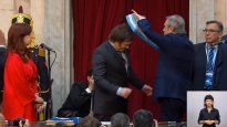 El expresidente le hizo entrega a Javier Milei del bastón y la banda presidenciales en la jura del líder de La Libertad Avanza ante el Congreso.