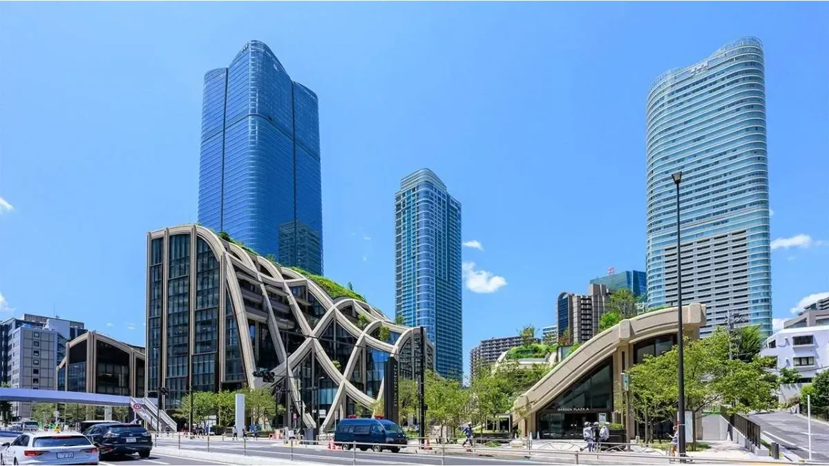This is the tallest skyscraper in Japan designed by a studio founded by Argentine César Pelli