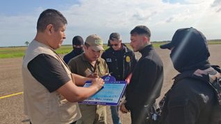 El narcotraficante uruguayo Sebastián Marset fue atrapado en Bolivia y está siendo extraditado a Estados Unidos. El narcotraficante uruguayo Sebastián Marset fue atrapado en Bolivia y está siendo extraditado a Estados Unidos.