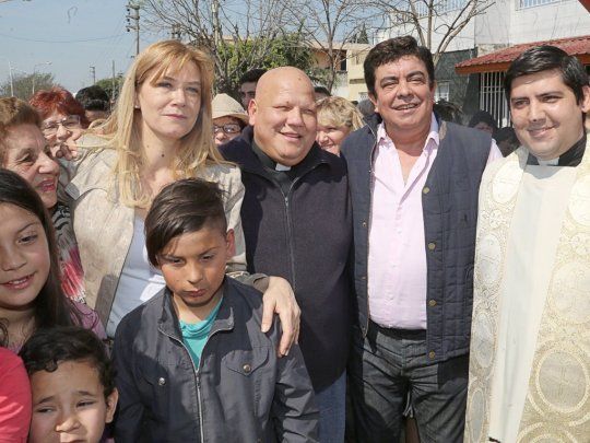 Espinoza junto al padre Bachi y la vicegobernadora bonaerense, Verónica Magario.&nbsp;