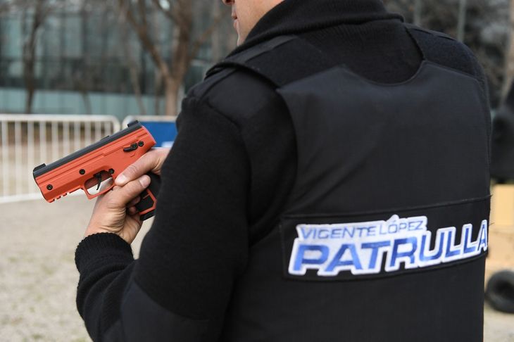 Las armas disparan proyectiles cin&eacute;ticos o qu&iacute;micos irritantes, no usan p&oacute;lvora y est&aacute;n dise&ntilde;adas para inmovilizar sin causar da&ntilde;o.