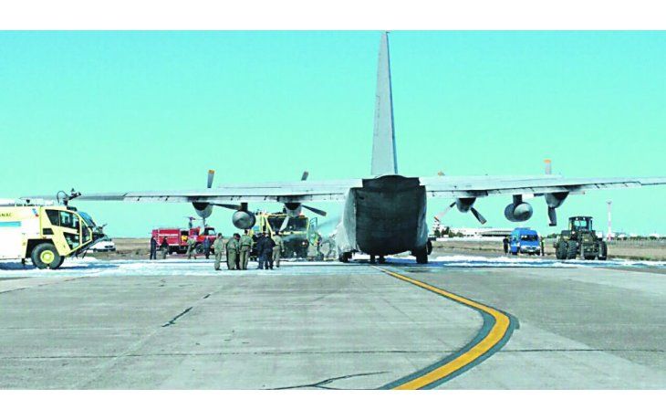 ámbito.com | Suspendidos. El fallo en un reversor de empuje del avión Hércules TC - 69 obligó a un procedimiento de frenado de emergencia en la pista de Río Gallegos y quedó fuera de servicio.