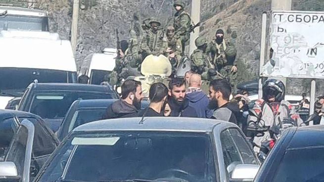 Un blindado de las fuerzas de seguridad rusas vigilan la frontera entre Rusia y Georgia.