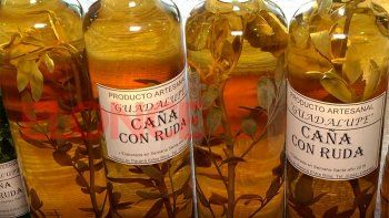 Para preparar caña con ruda se debe mezclar caña blanca paraguaya o ginebra con hojas de ruda,&nbsp;una hierba medicinal que ayuda a malestares del aparato digestivo y también ayuda al sistema circulatorio.