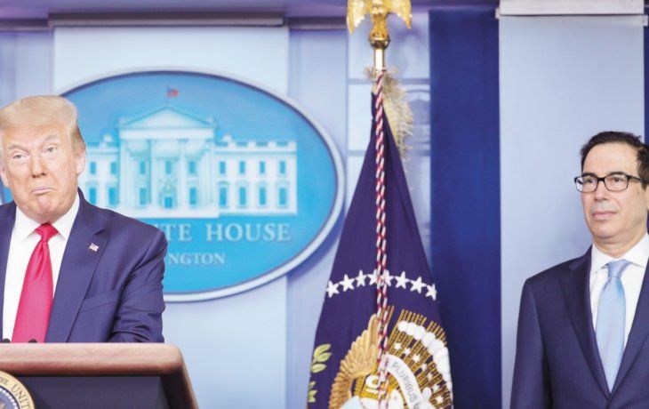 SATISFACCIÓN. Donald Trump y su secretario del Tesoro, Steve Mnuchin, festejaron ayer los nuevos datos de empleo, al igual que el mercado financiero.