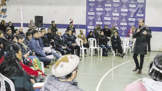 convocatoria. Gutiérrez presentó la consulta ante las comunidades mapuches y señaló que apunta a lograr “una mayor hermandad e integración en Neuquén”.