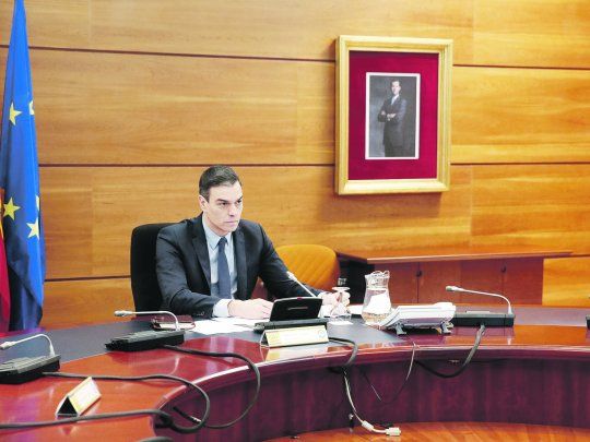 DOBLE DRAMA. El presidente del Gobierno socialista, Pedro Sánchez, no atina a contener la crisis sanitaria y económica en que el Covid-19 ha sumido a España.