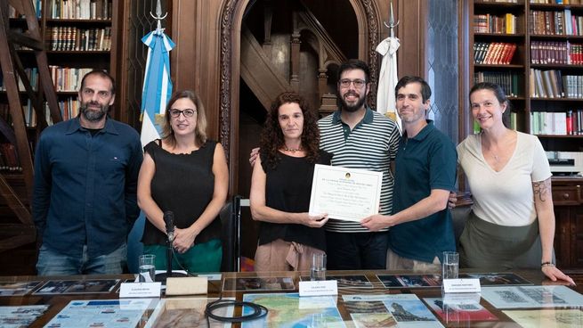 La legisladora de Unión por la Patria, Claudia Neira, junto a los doctores en Ciencias Biológicas Mariano Martínez, Valeria Teso y Diego Urteaga.