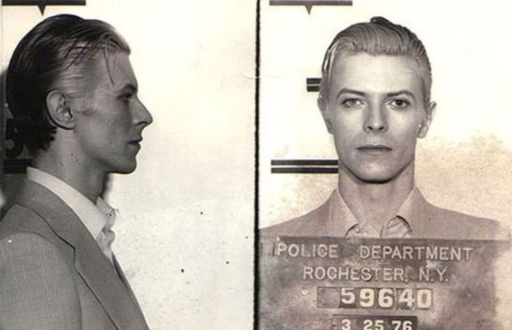 La icónica fotografía del arresto de David Bowie en 1976, por posesión de drogas.