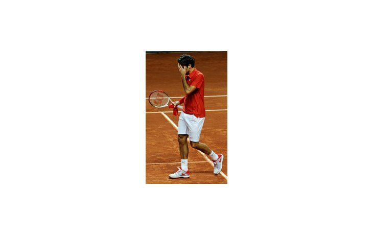 Federer se agarra la cabeza. Suiza está 0-2 y se complica su pase a la siguiente ronda.