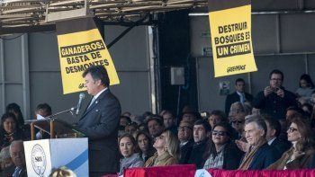 Mauricio Macri y Federico Boglione (productor) ante los carteles de Greenpeace.