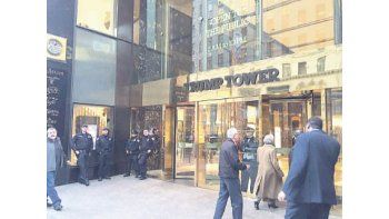La Policía neoyorquina, en la 5ta. Avenida, para evitar nuevos incidentes en los actos de campaña de Donal Trump, en medio de un clima en el que la preocupación de la Argentina por un acuerdo con fondos buitre es imperceptible.