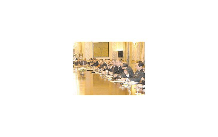ámbito.com | Felipe Solá «negoció» ayer, con intendentes del PJ, la UCR y el vecinalismo, una serie de retoques al Plan de Seguridad de León Arslanian. El más importante: foros vecinales estarán bajo el poder de los jefes comunales.