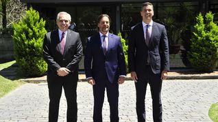 El presidente Luis Lacalle Pou recibió a sus pares Alberto Fernández y Santiago Peña.