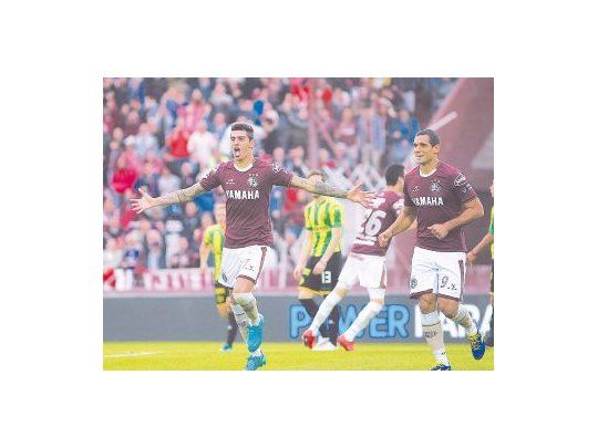 Román Martínez abre los brazos para festejar, mientras Sand va a saludarlo. Lanús es finalista.