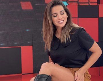 Cinthia Fernández hizo un striptease frente al Congreso para difundir su eje de campaña