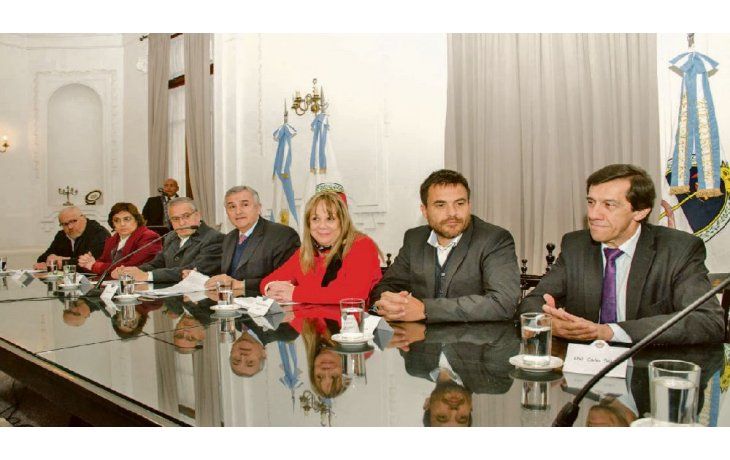 Estrategia. Morales, durante la presentación del plan junto a buena parte de sus ministros (entre ellos, el de Hacienda y Finanzas, Carlos Sadir, y de Desarrollo Económico y Producción, Juan Carlos Abud Robles).