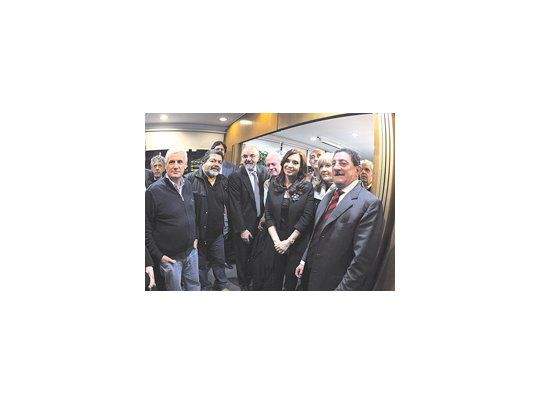 Cristina de Kirchner rodeada ayer en Trabajo, junto con el ministro Carlos Tomada y la viceministra Noemí Rial, por la ya semirreconocida CGT oficial. La rodean Antonio Caló, Gerardo Martínez y Omar Viviani, entre otros.