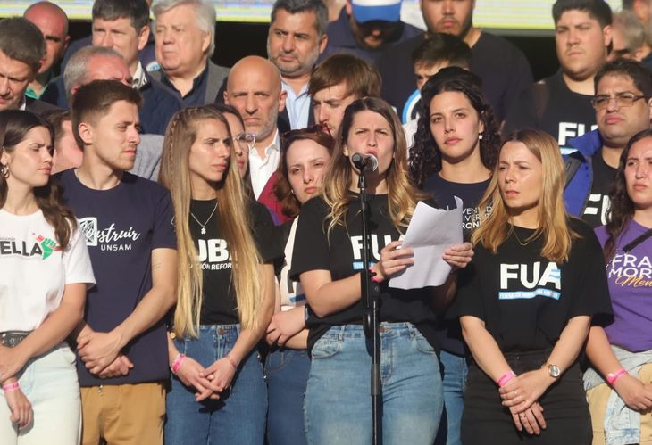 La presidenta de la FUA, Perea Fernández, dando el discurso de cierre de la marcha universitaria.