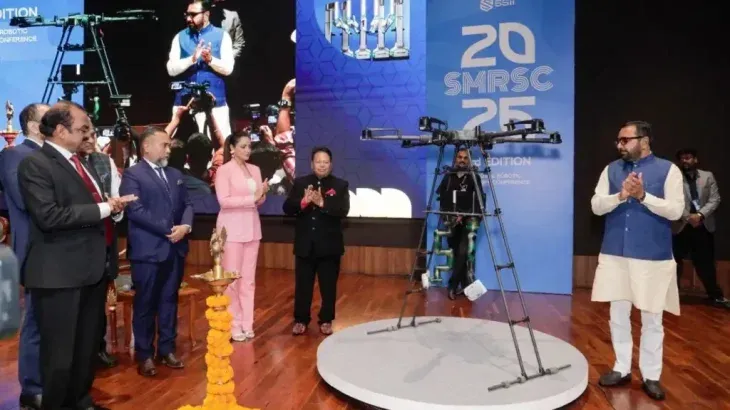 Está adaptado para atravesar catástrofes naturales y campos de guerra. Está adaptado para atravesar catástrofes naturales y campos de guerra.