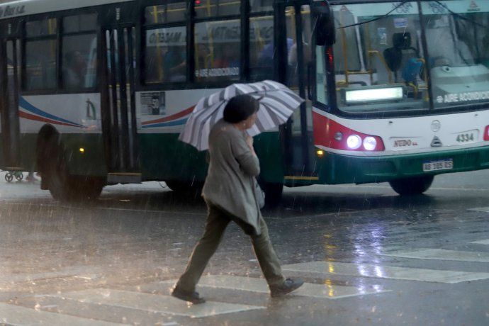 Para este lunes se prevén tormentas y lluvias por la mañana y la tarde y mejorando hacia la noche con cielo mayormente nublado.