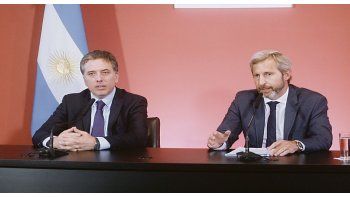 presentación. Los ministros Nicolás Dujovne, de Hacienda, y Rogelio Frigerio, de Interior, mostraron ayer en sociedad en la Casa Rosada los avances en las negociaciones con las provincias. Confían en aprobar reformas.