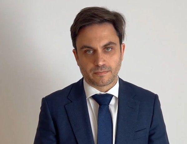Ramiro Marra vot&oacute; en el barrio porte&ntilde;o de Cohglan.