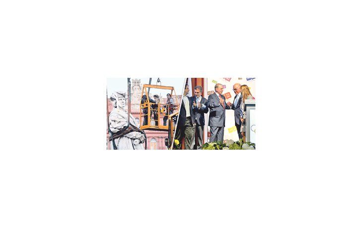 ámbito.com | Agustín Pichot; Mauricio Macri; el presidente del COI, Jacques Rogge; Gerardo Werthein, y Florencia Habif festejan ayer en el podio. Cristóbal Colón cuando todavía no había sido acostado detrás de la Casa Rosada.