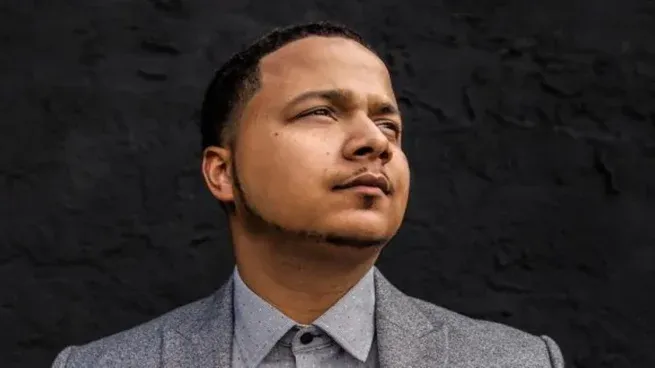 Su padre sufría de alzheimer, creó los zapatos inteligentes para ayudarlo y hoy amasa una fortuna millonaria