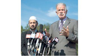 El pastor Terry Jones dijo haber alcanzado un pacto con un imán, que luego se supo no sería tal. Exige que no se levante una mezquita cerca de la Zona Cero de Nueva York.