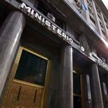 Economía sigue logrando alta demanda de los bonos en pesos. Economía sigue logrando alta demanda de los bonos en pesos.
