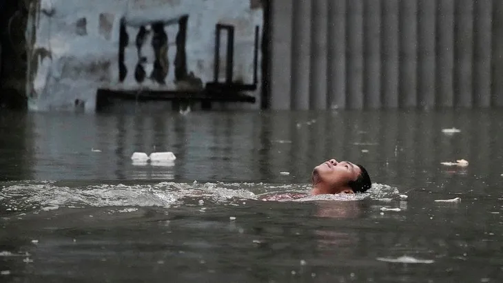The magnitude of the phenomenon forced the closure of attraction parks, such as Disneyland Hong Kong, and the transfer of more than 250 people to public shelters enabled by the authorities.