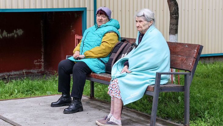 The eloquent image of two neighbors who, before the first tremors, left their homes following the security protocols. The eloquent image of two neighbors who, before the first tremors, left their homes following the security protocols.
