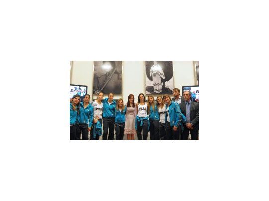 La Presidenta y la foto con el plantel campeón del Mundial de Rosario, el año pasado. El hockey argentino recibió un fuerte espaldarazo por parte de la televisión pública.