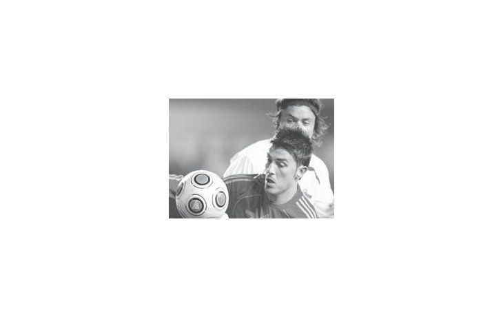 ámbito.com | Dos épocas distintas en la vida de Valencia: hoy debe vender para no quebrar; ayer, Roberto Ayala besaba la Copa UEFA.