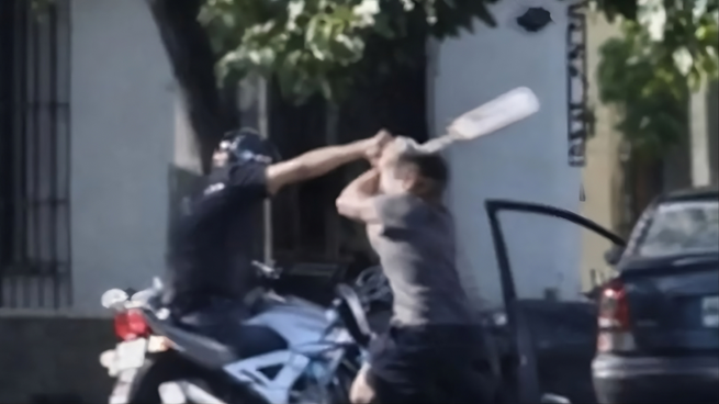 La pelea se originó tras un choque en Ranelagh y quedó registrada por testigos. El conductor del auto murió en el lugar y el motociclista fue detenido por homicidio.