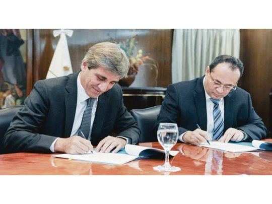 firma. Parte de los acuerdos fueron rubricados por el ministro Luis Caputo y el titular de CAF, Luis Carranza Ugarte.