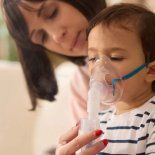 La neumonía puede afectar a personas de cualquier edad, pero tiene mayor impacto en bebés, adultos mayores y pacientes crónicos. La neumonía puede afectar a personas de cualquier edad, pero tiene mayor impacto en bebés, adultos mayores y pacientes crónicos.