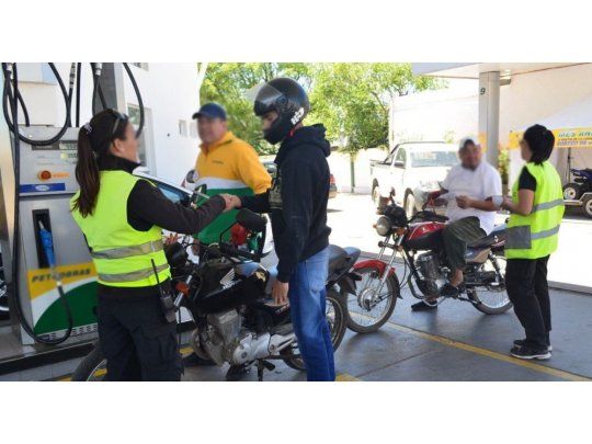 Se exigirá casco y chaleco con la identificación de la patente correspondiente