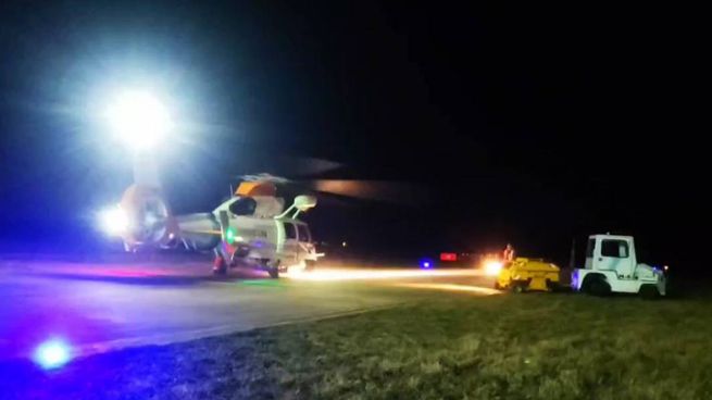 Prefectura empleó un helicóptero para rescatar al tripulante de la nave que se hundió.