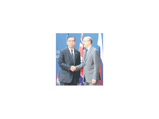 El canciller francés Alain Juppé recibió ayer en París a su par japonés, Takeaki Matsumoto. El desastre provocado por el sismo y el tsunami monopolizó las discusiones en la reunión del Grupo de los Ocho en París.