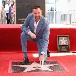 Wyle junto a su estrella. Wyle junto a su estrella.